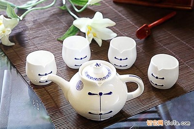 瓷中雅韻，禮拜真情 青花陶瓷茶禮的藝術與溫度
